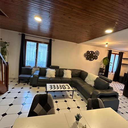 Agreable Appartement Dans Une Maison Сен Дени Екстериор снимка