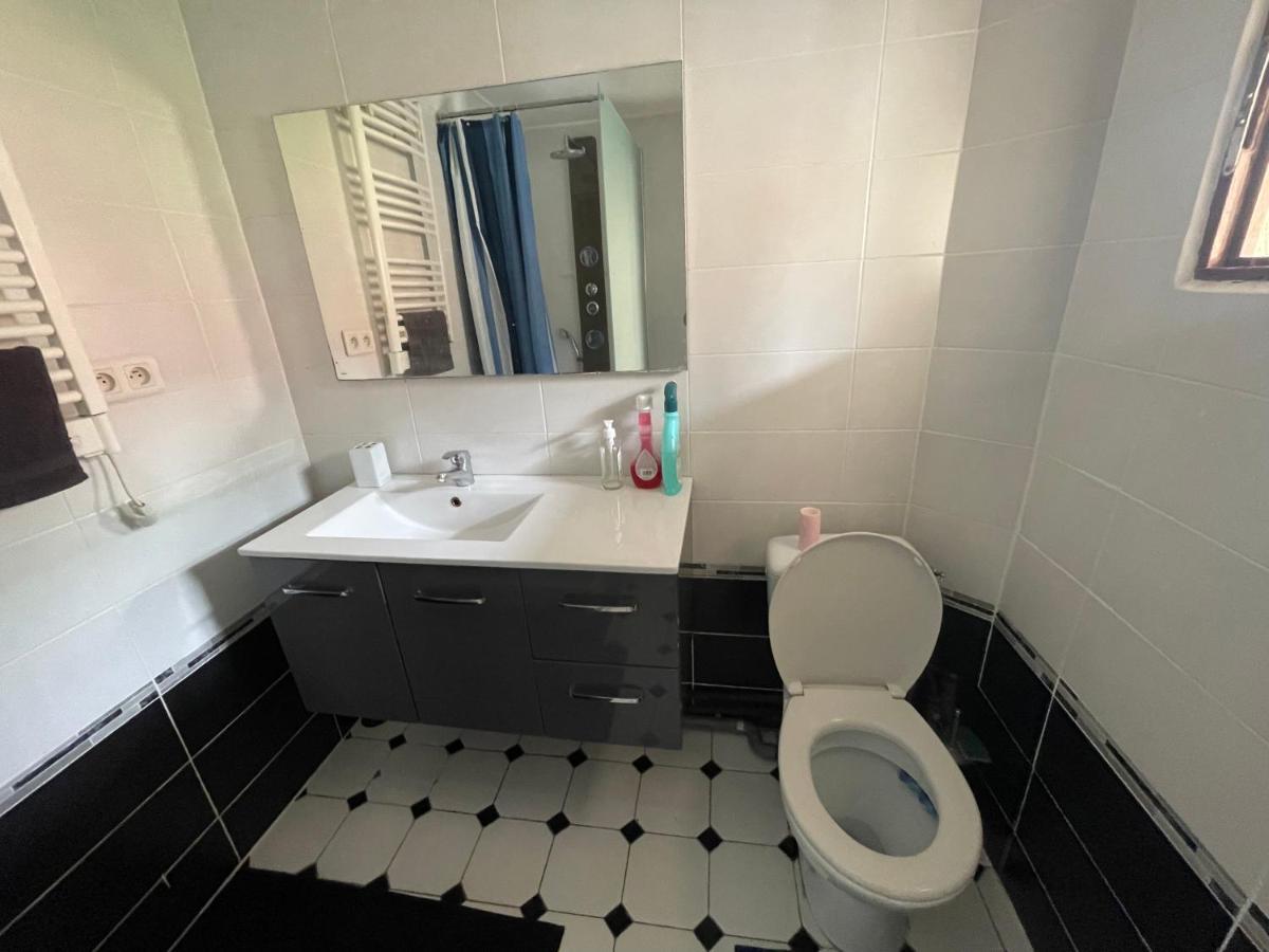 Agreable Appartement Dans Une Maison Сен Дени Екстериор снимка