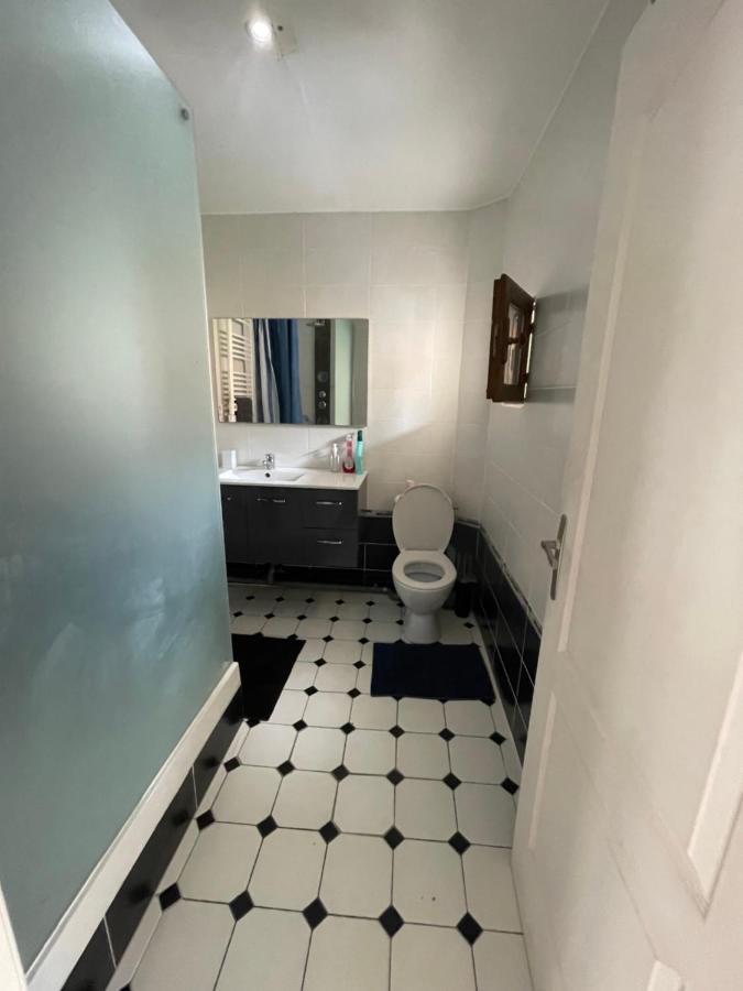 Agreable Appartement Dans Une Maison Сен Дени Екстериор снимка