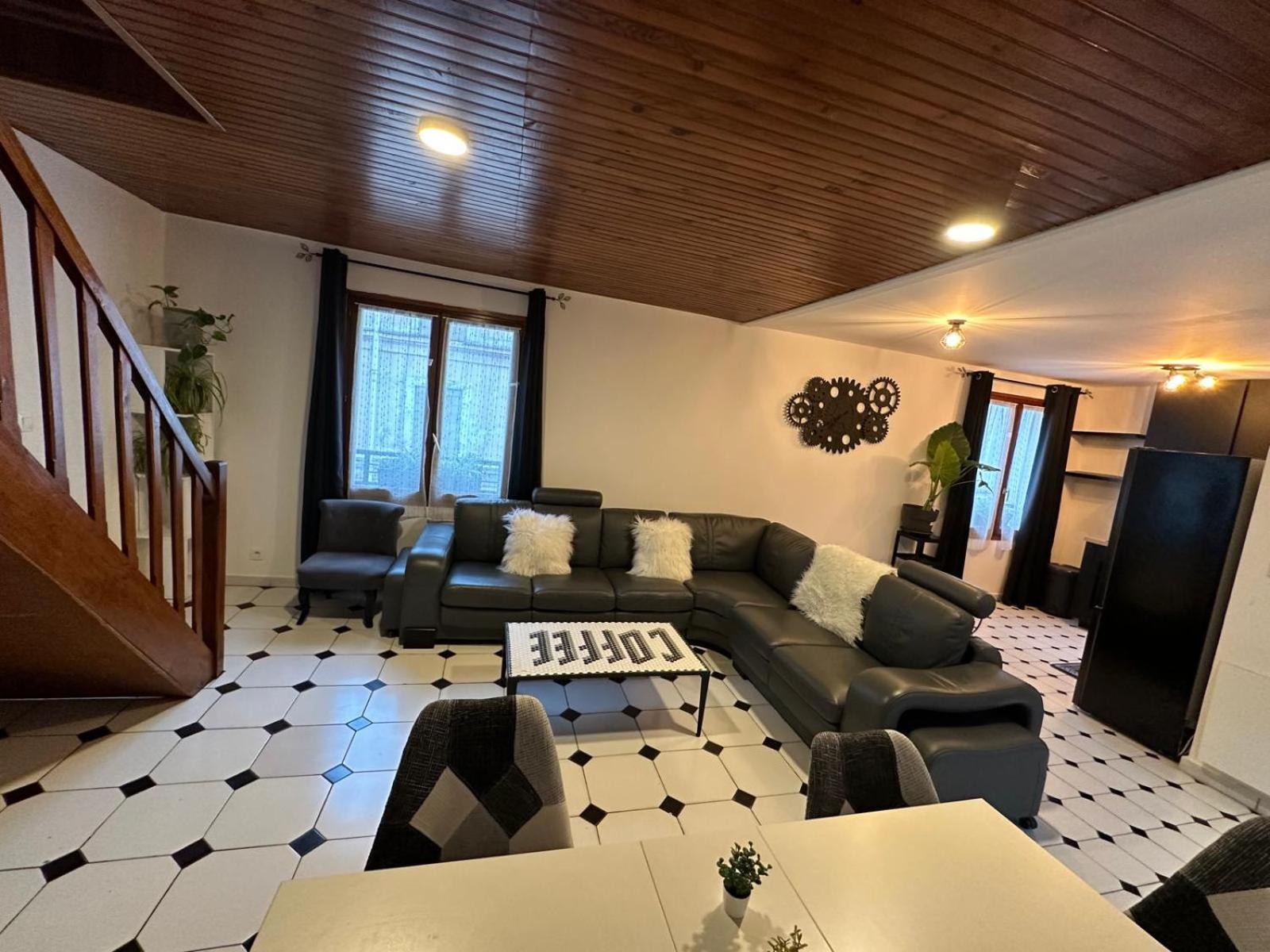 Agreable Appartement Dans Une Maison Сен Дени Екстериор снимка