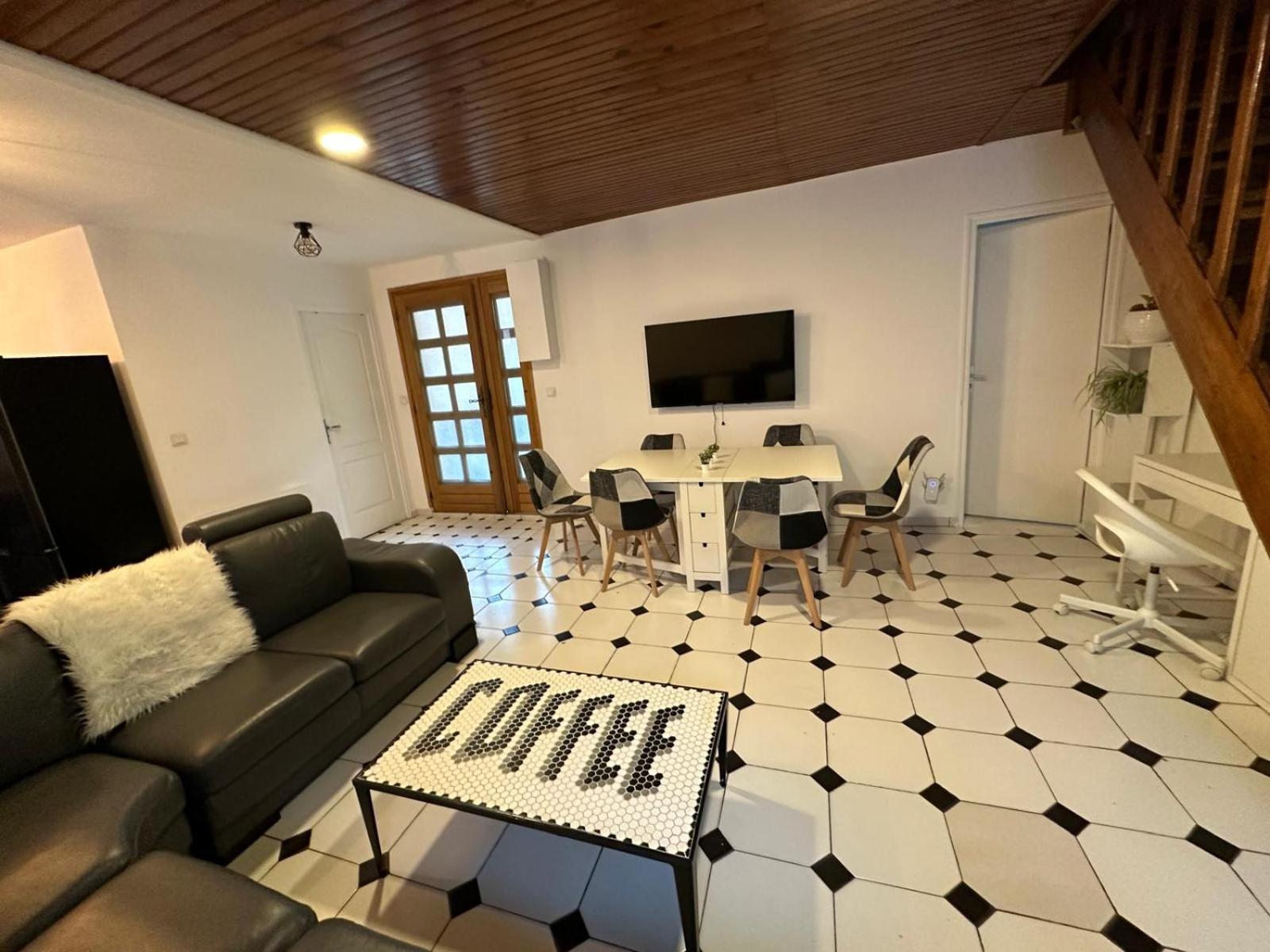 Agreable Appartement Dans Une Maison Сен Дени Екстериор снимка