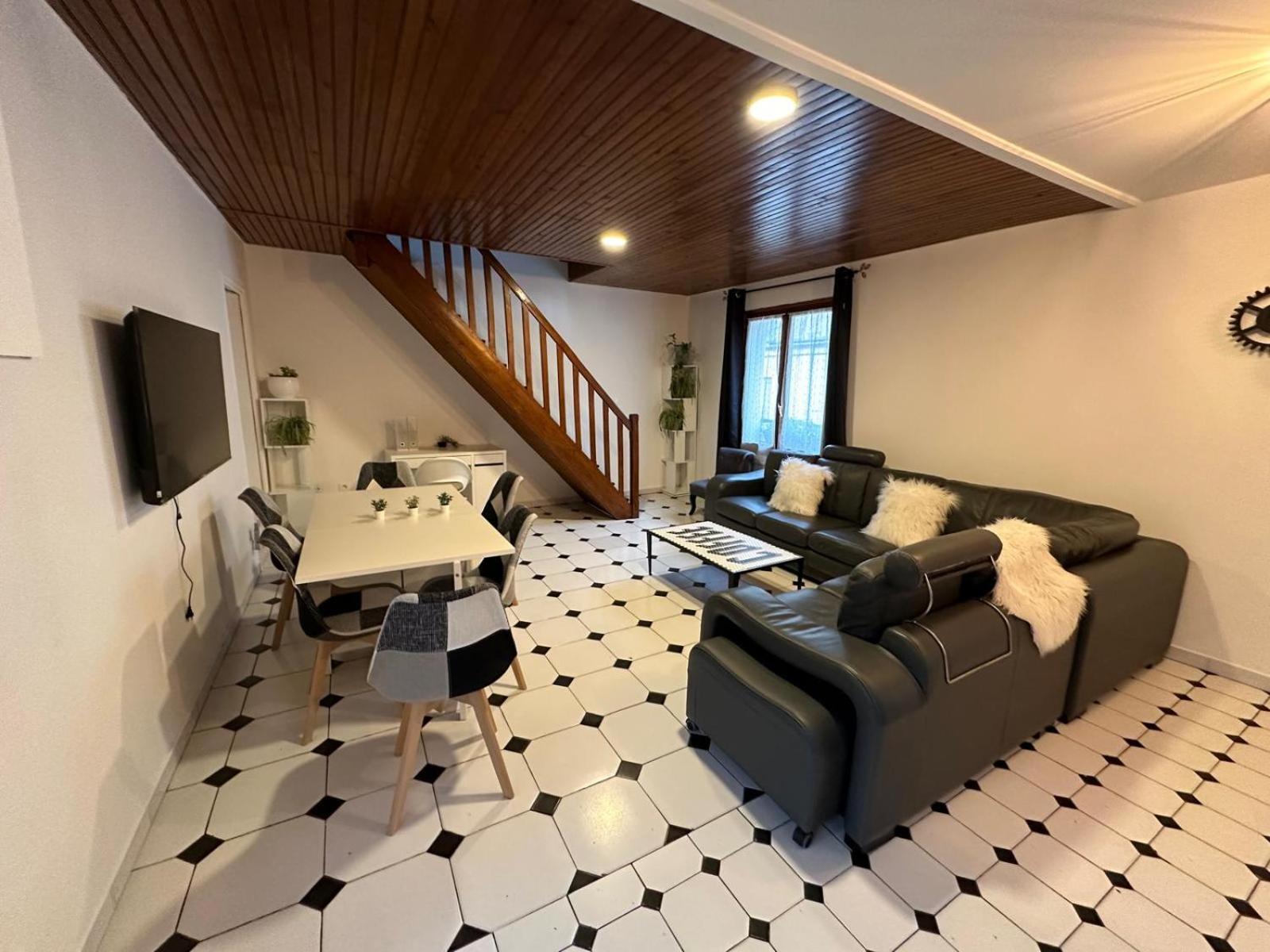 Agreable Appartement Dans Une Maison Сен Дени Екстериор снимка