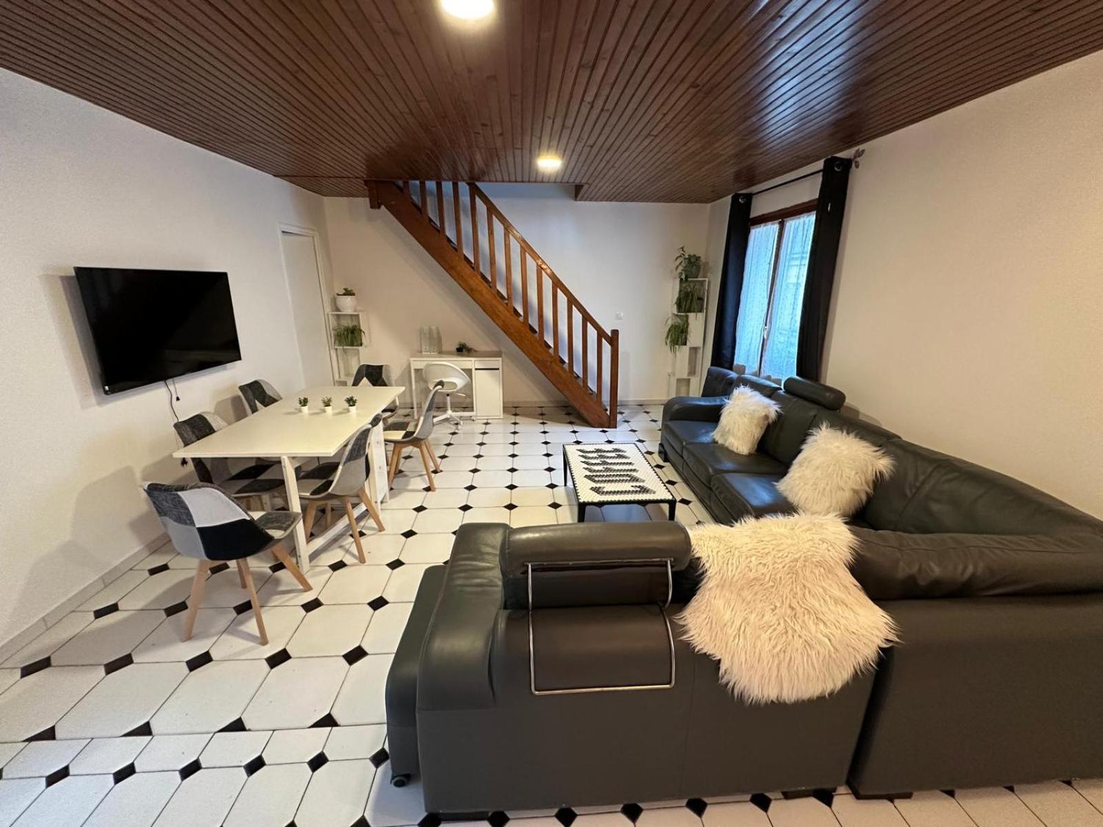 Agreable Appartement Dans Une Maison Сен Дени Екстериор снимка