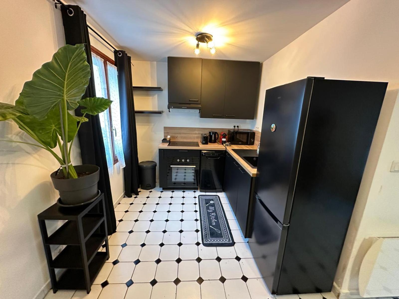 Agreable Appartement Dans Une Maison Сен Дени Екстериор снимка