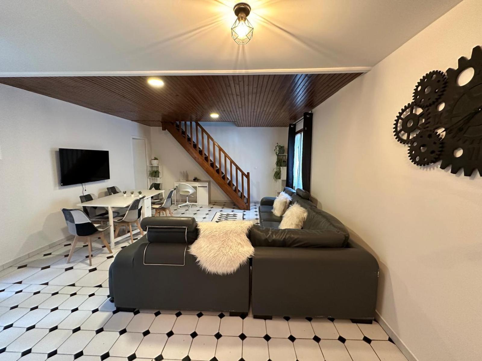 Agreable Appartement Dans Une Maison Сен Дени Екстериор снимка