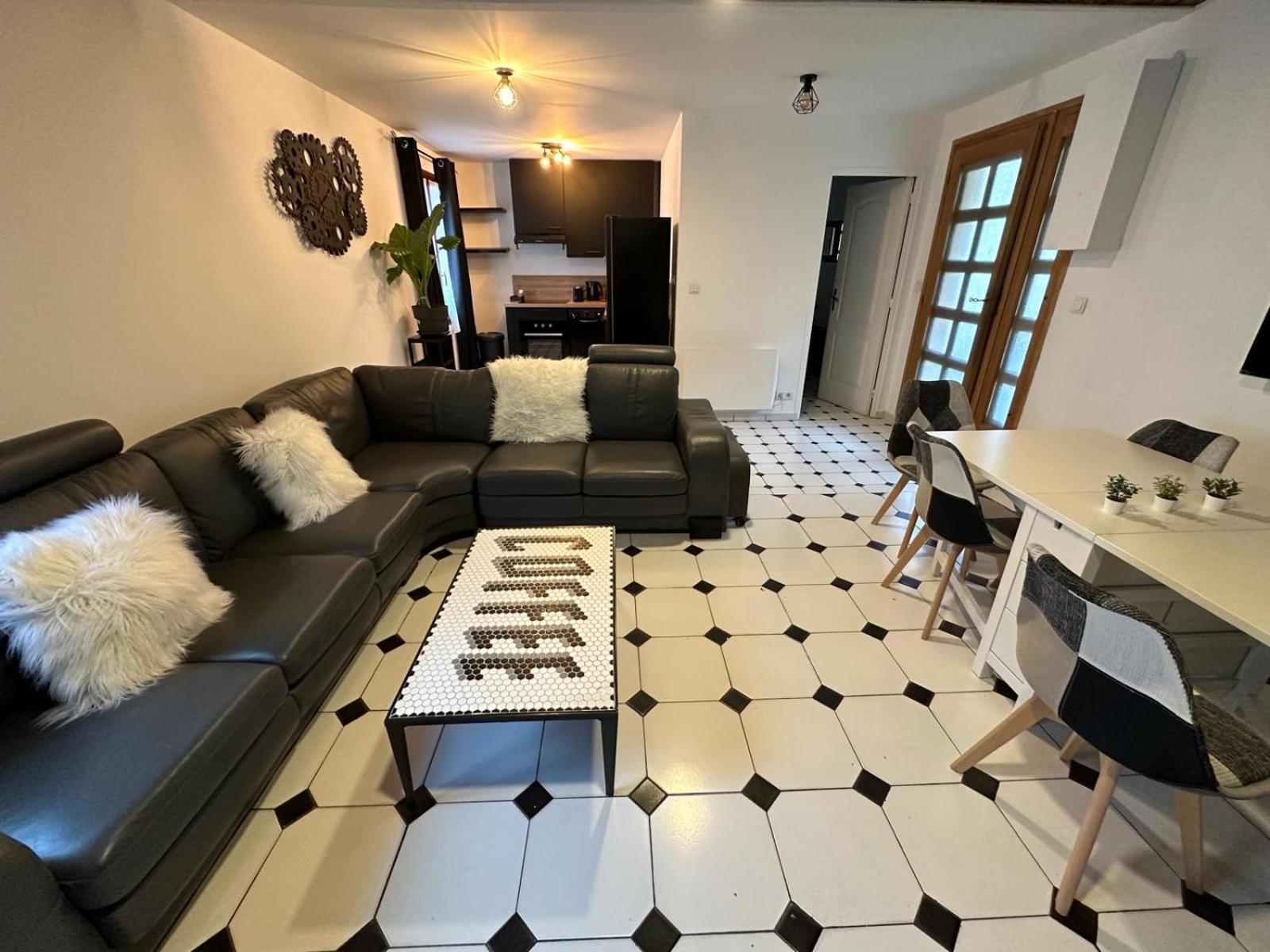 Agreable Appartement Dans Une Maison Сен Дени Екстериор снимка