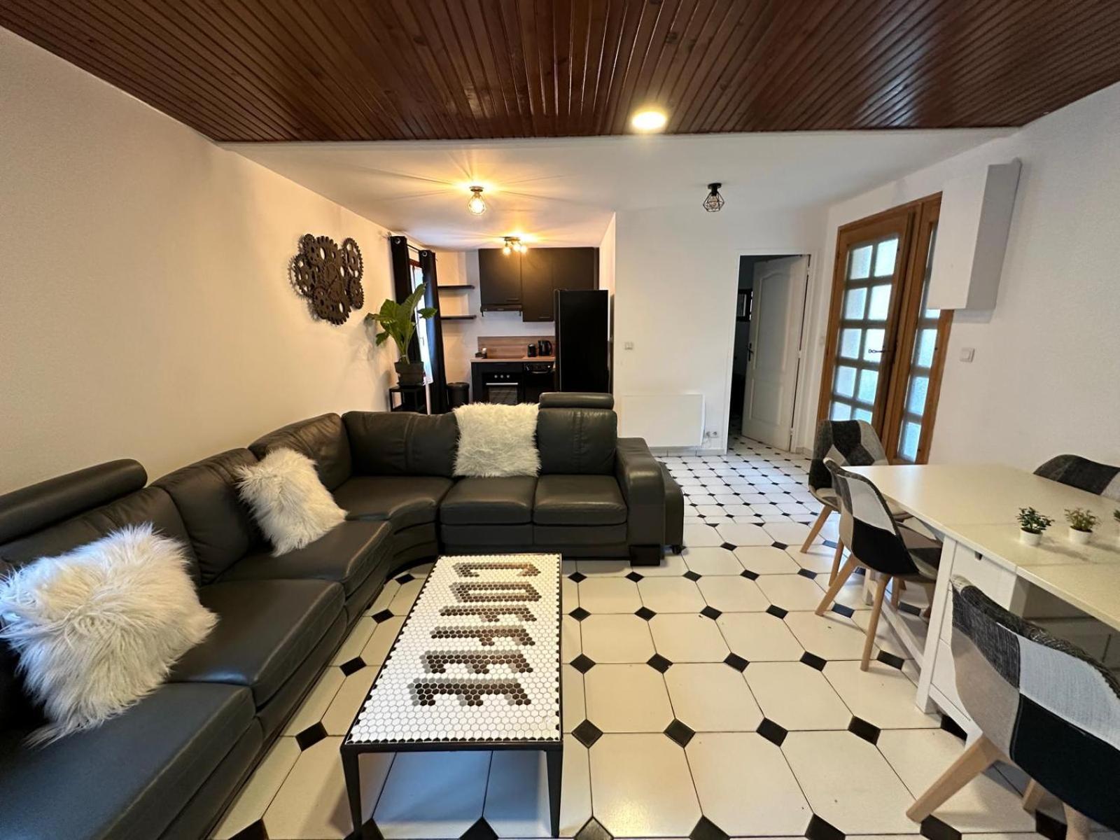 Agreable Appartement Dans Une Maison Сен Дени Екстериор снимка